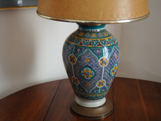 Vente aux enchères Lampe en céramique marocaine. H. 46 cm.