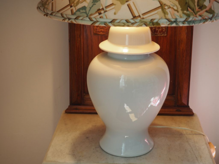 Paire de lampes en porcelaine blanche. H. 33 cm.