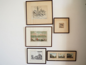 Vente aux enchères 5 encadrements contenant des gravures en noir en noir et en couleur.