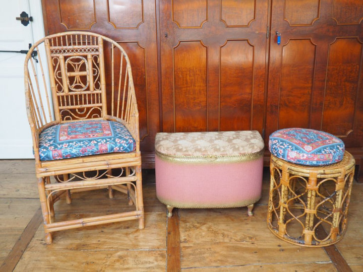 Fauteuil et tabouret bambou et un coffre garni de tissu.