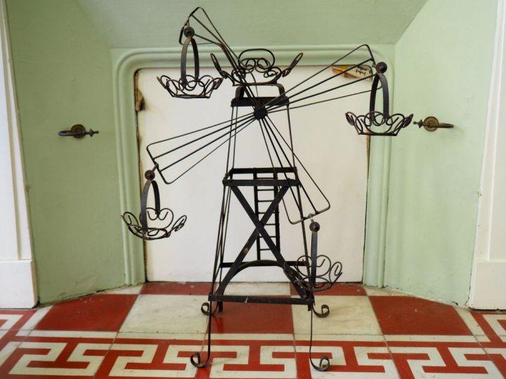 Moulin en métal. H. 74 cm.