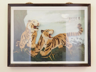 Vente aux enchères Ecole chinoise XXème. "Les tigres". Technique mixte signée. Dim. 71 x 