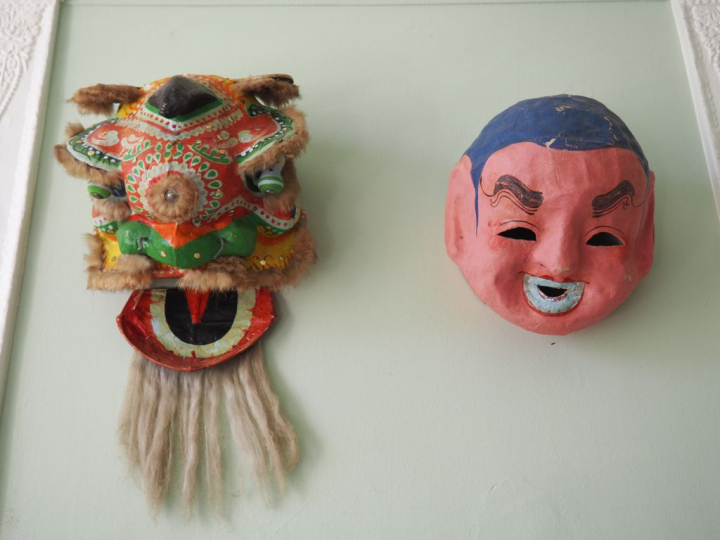 2 masques Chinois en papier maché et composition.