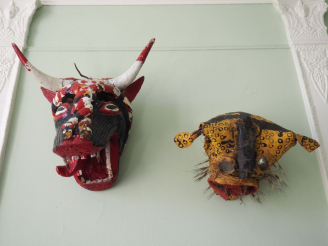 Vente aux enchères 2 masques Mexicains en papier maché et composition.