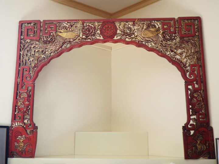 Encadrement de porte Extrême-orient en bois laqué et ajouré à décor de