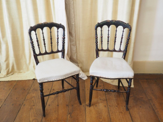 Vente aux enchères Paire de chaises de style Napoléon III en bois laqué noir garniture de