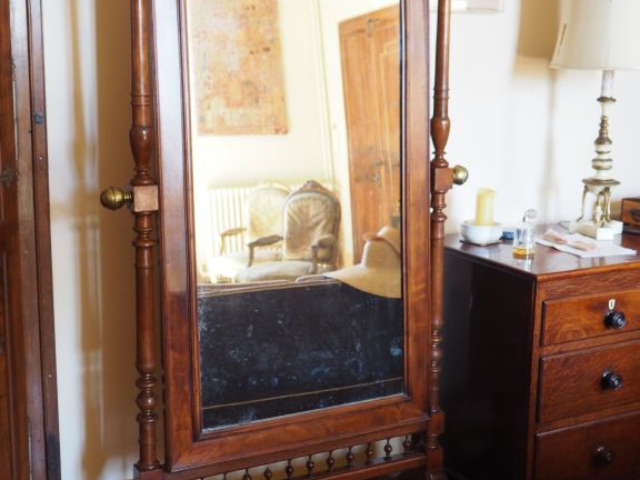 Miroir psychée XIXème en acajou, placage d'acajou et laiton. Dim. 196 