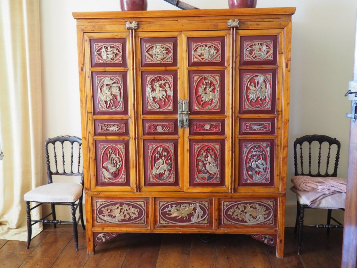 Armoire Extreme Orient en bois naturel laqué rouge et doré, Dim. 180 x