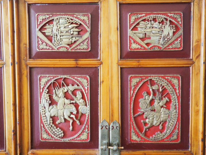 Armoire Extreme Orient en bois naturel laqué rouge et doré, Dim. 180 x