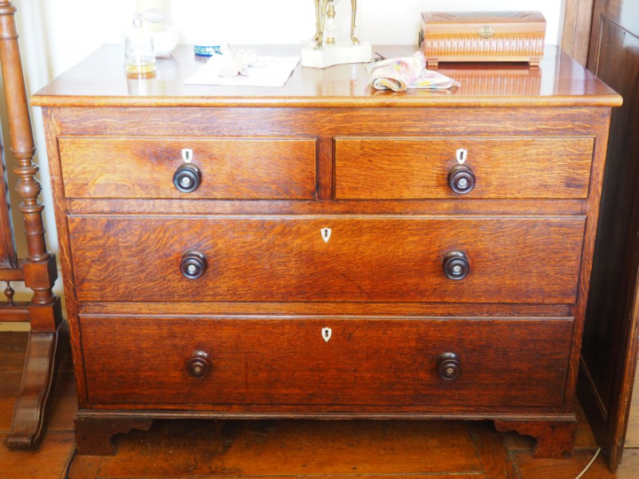 Commode anglaise début XIXème en chêne, quatre tiroirs sur trois rangs