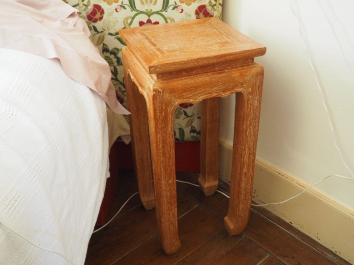 Paire de tables de chevet Extrême-Orient en bois cérusé. Dim. 76 x 36 