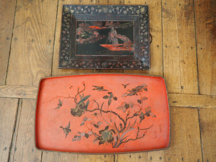 Suite de deux plateaux en bois laqué extrême-orient à décor d'oiseaux 