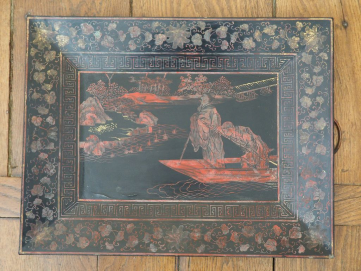 Suite de deux plateaux en bois laqué extrême-orient à décor d'oiseaux 