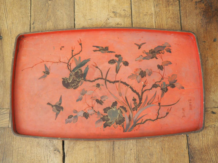 Suite de deux plateaux en bois laqué extrême-orient à décor d'oiseaux 