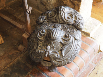 Vente aux enchères Pot à cendres en fonte XIXème à décor d'un blason et de rinceaux. Dim 