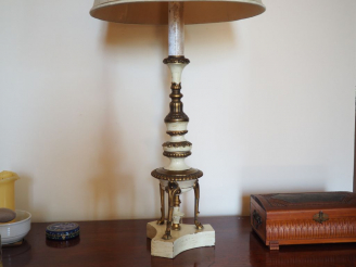 Vente aux enchères Lampe en bronze laqué blanc et patiné. H. 100 cm.