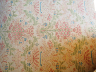 Vente aux enchères Grand tapis en laine fond clair. Dim. 490 x 338 cm.