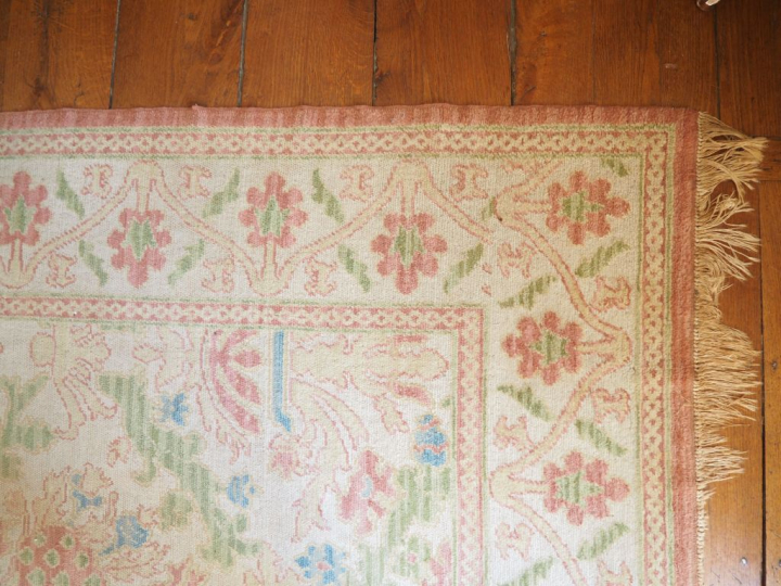 Grand tapis en laine fond clair. Dim. 490 x 338 cm.