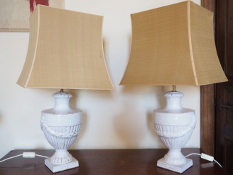 Vente aux enchères Paire de lampes en terre vernissée blanche.