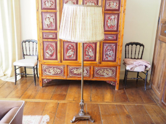 Vente aux enchères Lampadaire en métal.  H. 150 cm