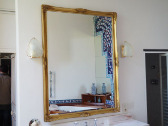 Vente aux enchères Paire de miroirs de style Louis XV en bois doré.  Dim. 134 x 102 cm.