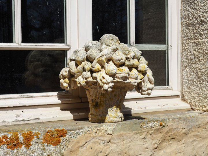 Suite de 4 corbeilles de fruits en trompe l’œil en pierre sculptée. H.