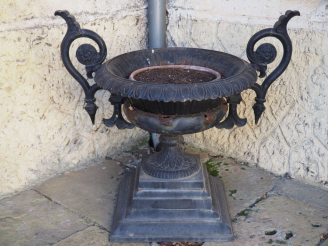 Vente aux enchères Grande jardinière en fonte. H. 92 cm. (accidents)