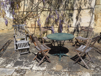 Vente aux enchères Une table de jardin en métal, on y joint 5 chaises de jardin et une ch
