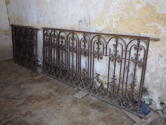 Vente aux enchères 3 grilles en fer forgé Dim. 242 x 92 cm Dim. 130 x 93 cm. (manques)