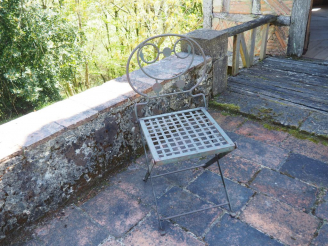 Vente aux enchères 8 chaises de jardin en fer forgé et tôle à décor ajouré.