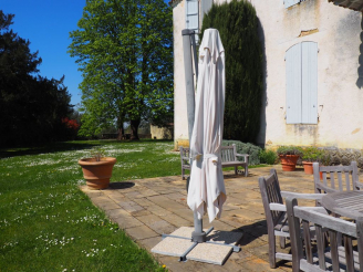 Vente aux enchères Un grand parasol à crémaillère.