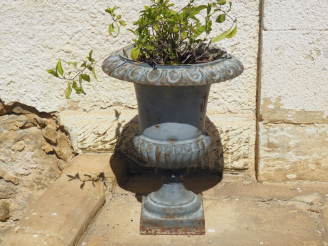 Vente aux enchères Paire de vases Medicis en fonte. Dim. 45 cm