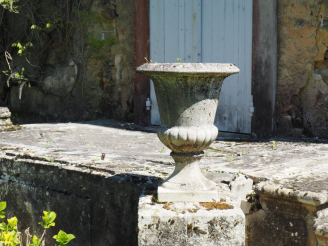 Vente aux enchères Suite de 6 vases Medicis en ciment. Dim. 66 x 52 cm. (Un cassé restaur