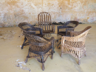 Vente aux enchères Mobilier de Jardin : comprenant 4 fauteuils en rotin, on y joint une t