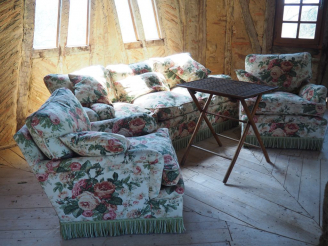 Vente aux enchères Mobilier de salon garniture de tissu à décor de fleurs polychromes com