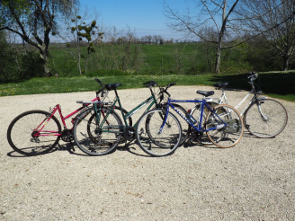 Vente aux enchères 4 velos dont 1 Gazelle et 1 Batavius.