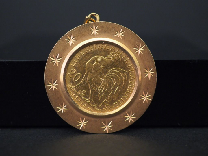 	Pendentif en or jaune, serti en son centre d’une pièce de 20 francs o