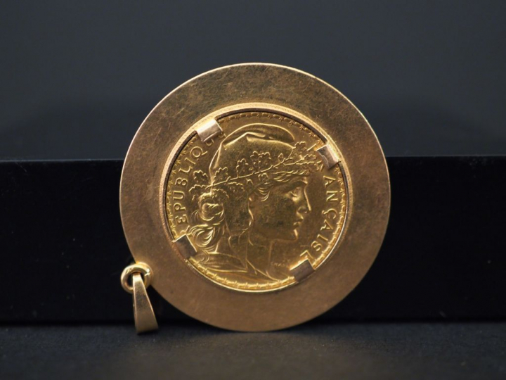 	Pendentif en or jaune, serti en son centre d’une pièce de 20 francs o