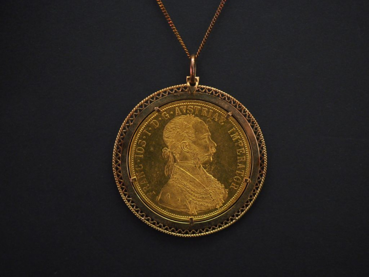	Pendentif et sa chaine en or jaune, orné d’une pièce de 4 ducats en o