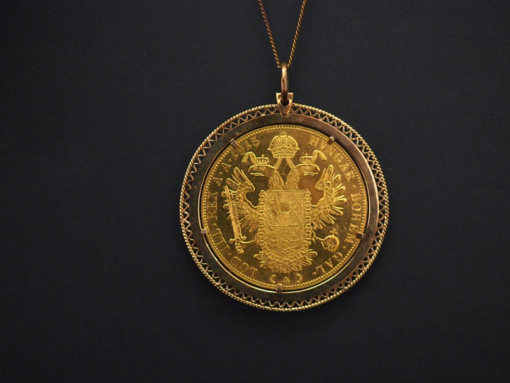 	Pendentif et sa chaine en or jaune, orné d’une pièce de 4 ducats en o