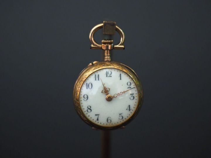 Petite montre de col en or jaune. Cadran à chiffres arabes pour les he