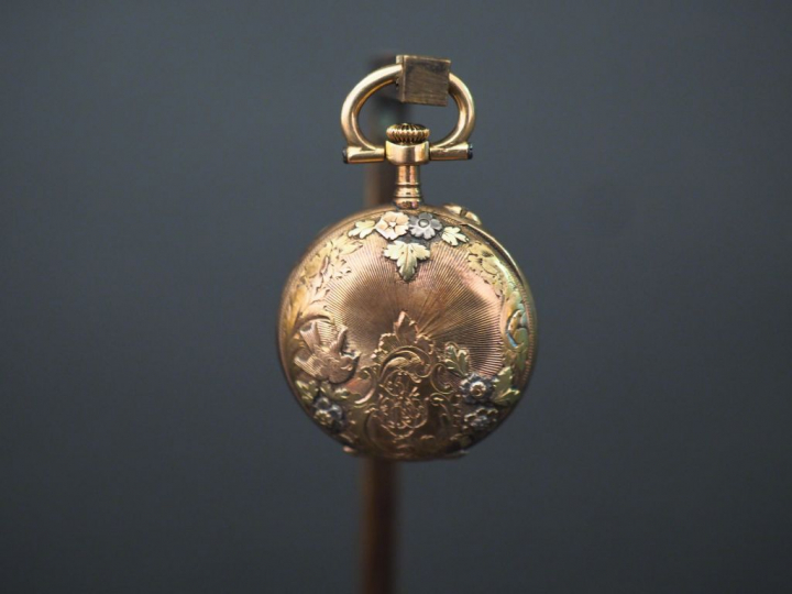 Petite montre de col en or jaune. Cadran à chiffres arabes pour les he