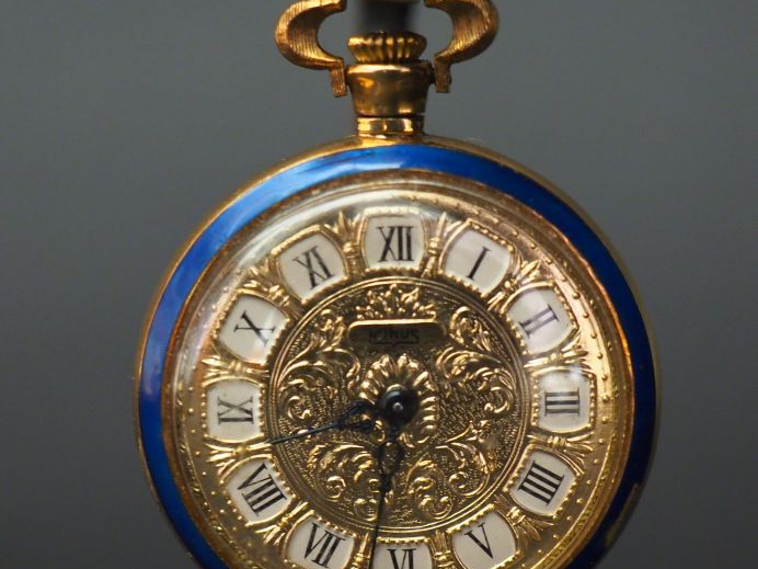 HORUS Montre de col en or jaune et émail bleu. Cadran rond à chiffres 
