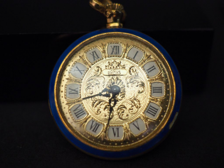 HORUS Montre de col en or jaune et émail bleu. Cadran rond à chiffres 