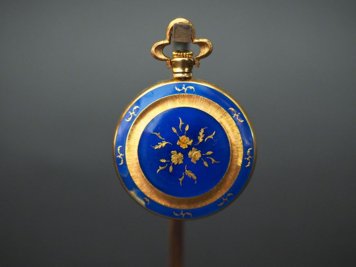 HORUS Montre de col en or jaune et émail bleu. Cadran rond à chiffres 