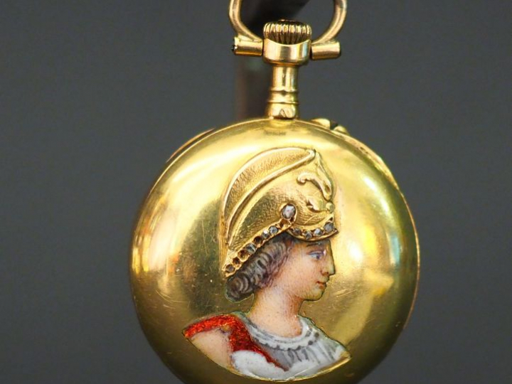 	Montre de col en or jaune, émail polychrome et petits éclats de diama
