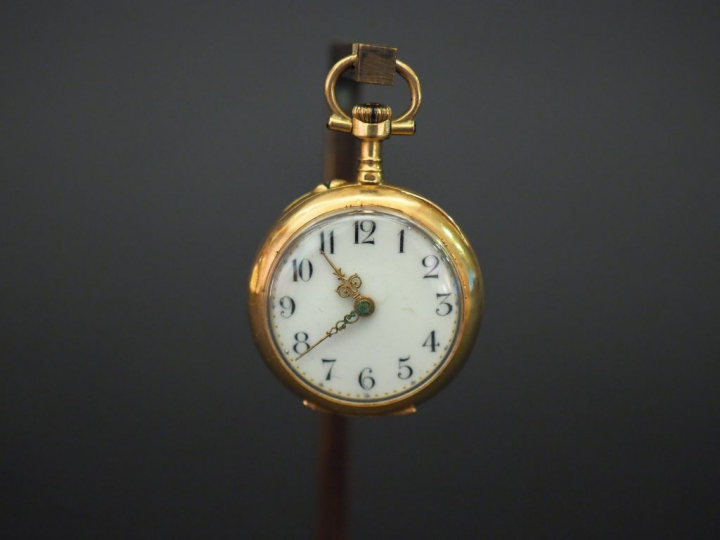 	Montre de col en or jaune, émail polychrome et petits éclats de diama