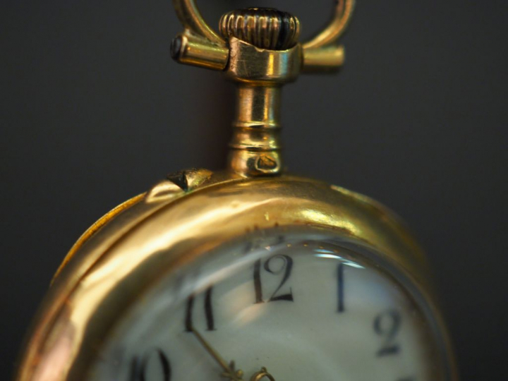 	Montre de col en or jaune, émail polychrome et petits éclats de diama