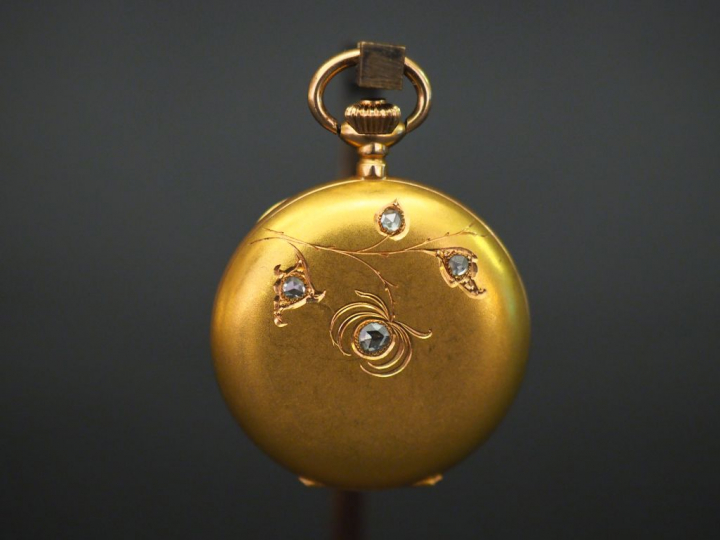 Montre de col aveugle en or jaune et diamants taillés en rose, à décor