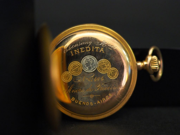 Montre de col aveugle en or jaune et diamants taillés en rose, à décor